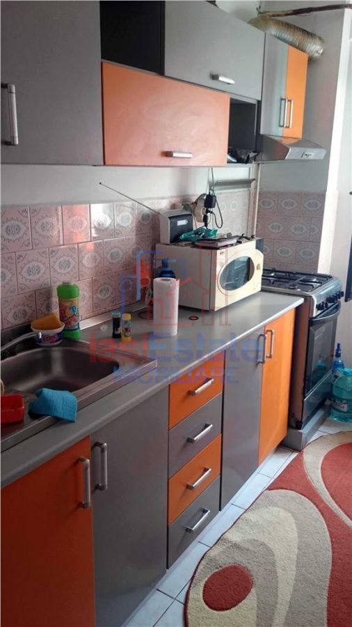 Apartament 3 camere in zona Mircea cel Batran etaj intermediar - Iasi