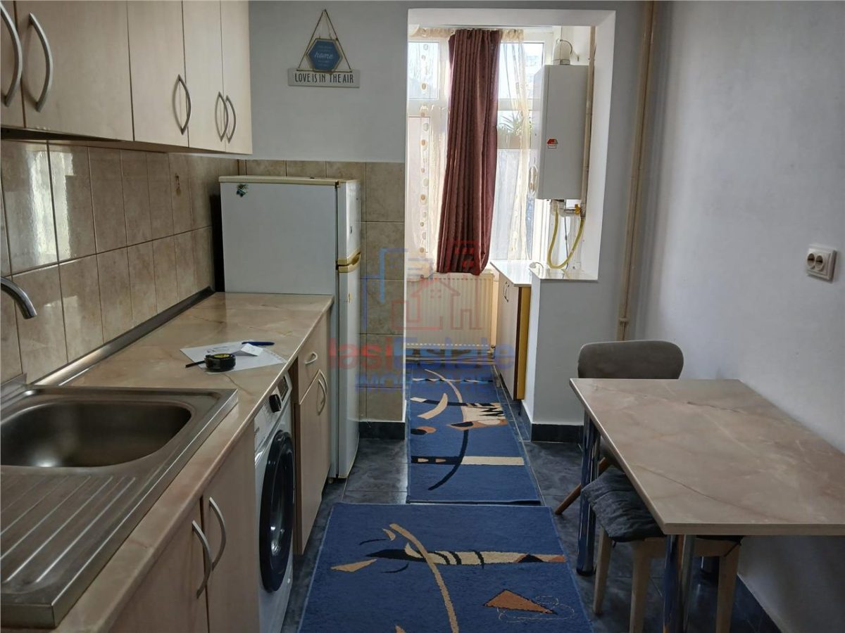 Apartament 2 camere Podu Ros - etajul 3 cu centrala proprie - Iasi
